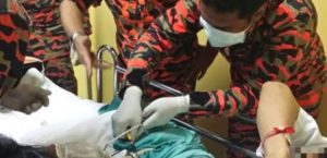 Cinsel organına yüzük taktı