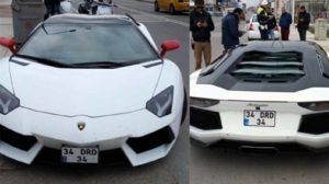 SAHTE PLAKALI LÜKS ARACIYLA DOLAŞIRKEN TRAFİK KONTROLÜNDEN KAÇAMADI..