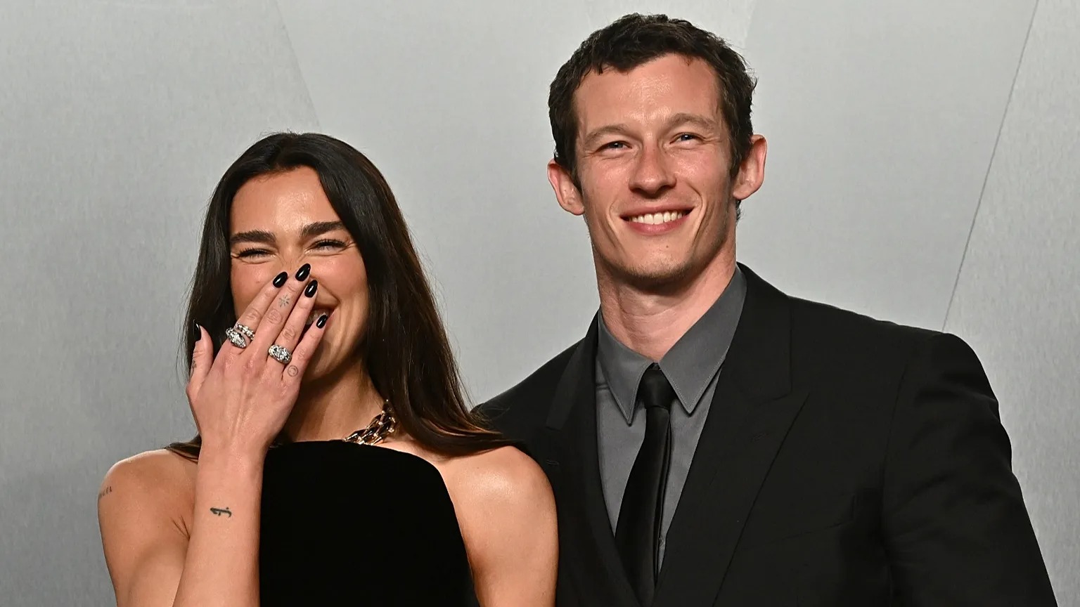 DEDEKTİF PEŞİNDE AŞK SKANDALI: DUA LIPA’NIN KOCASI CALLUM TURNER, VANESSA KIRBY’YE ALDATMA İDDİALARIYLA SALLANIYOR!